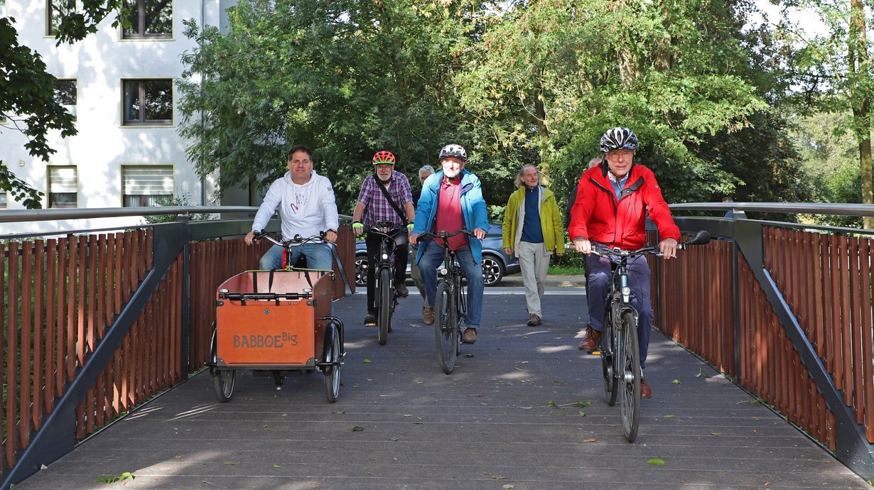 Radfahrer auf der Brücke über den Pappelgraben