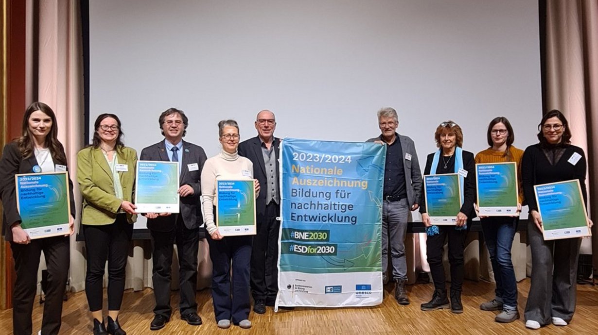 In Schwerin wurden sechs deutsche UNESCO Geoparks für ihre nachhaltigen Konzepte geehrt. Für TERRA.vita nahmen die BNE-Beauftragte Kerstin Matysik (zweite von rechts) und Geschäftsführer Hans-Hartmut Escher (vierter von rechts) die Auszeichnung entgegen.