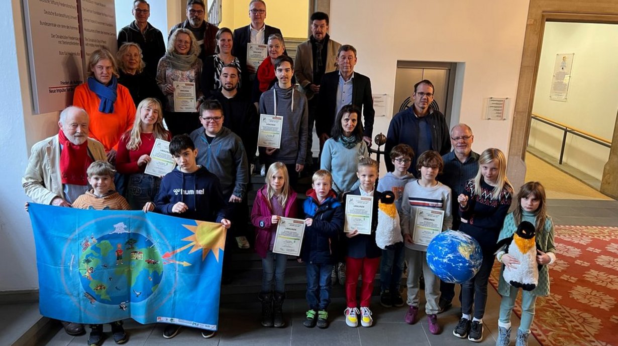 Bürgermeister Uwe Görtmöller übergab den Schulen, die sich am Umwelt-Projekt "Schalt mal ab!" beteiligten, ihre Urkunden im Rathaus.