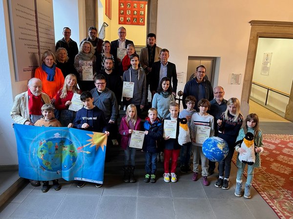 Bürgermeister Uwe Görtmöller übergab den Schulen, die sich am Umwelt-Projekt "Schalt mal ab!" beteiligten, ihre Urkunden im Rathaus.