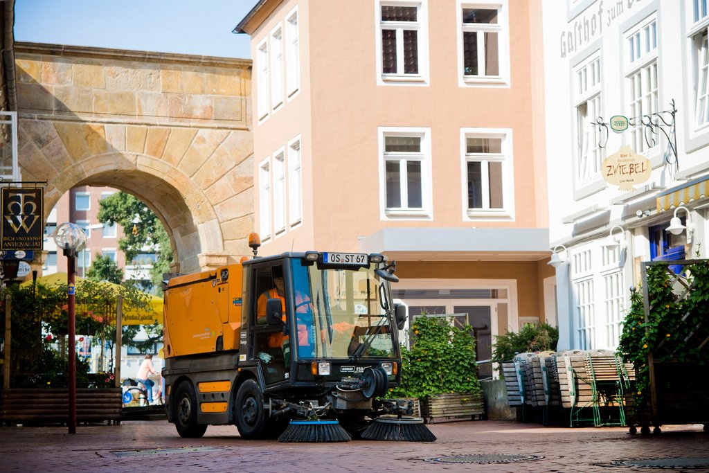 Kleine Kehrmaschine in der Altstadt von Osnabrück