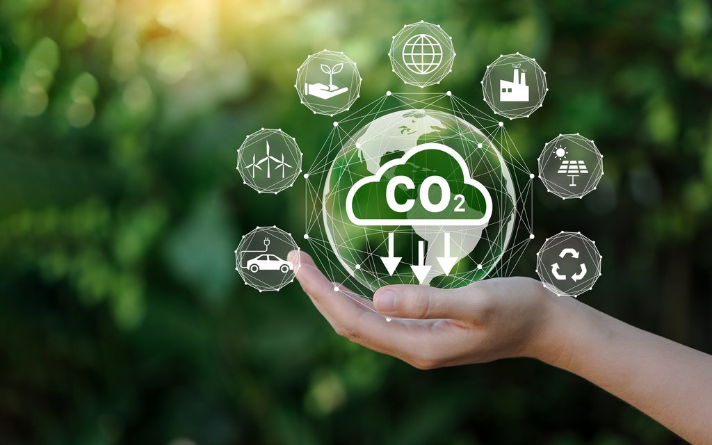 Imagebild: Konzept zur Verringerung der CO2-Emissionen in der Hand für Umwelt, globale Erwärmung, nachhaltige Entwicklung und grüne Unternehmen auf der Grundlage erneuerbarer Energien.
